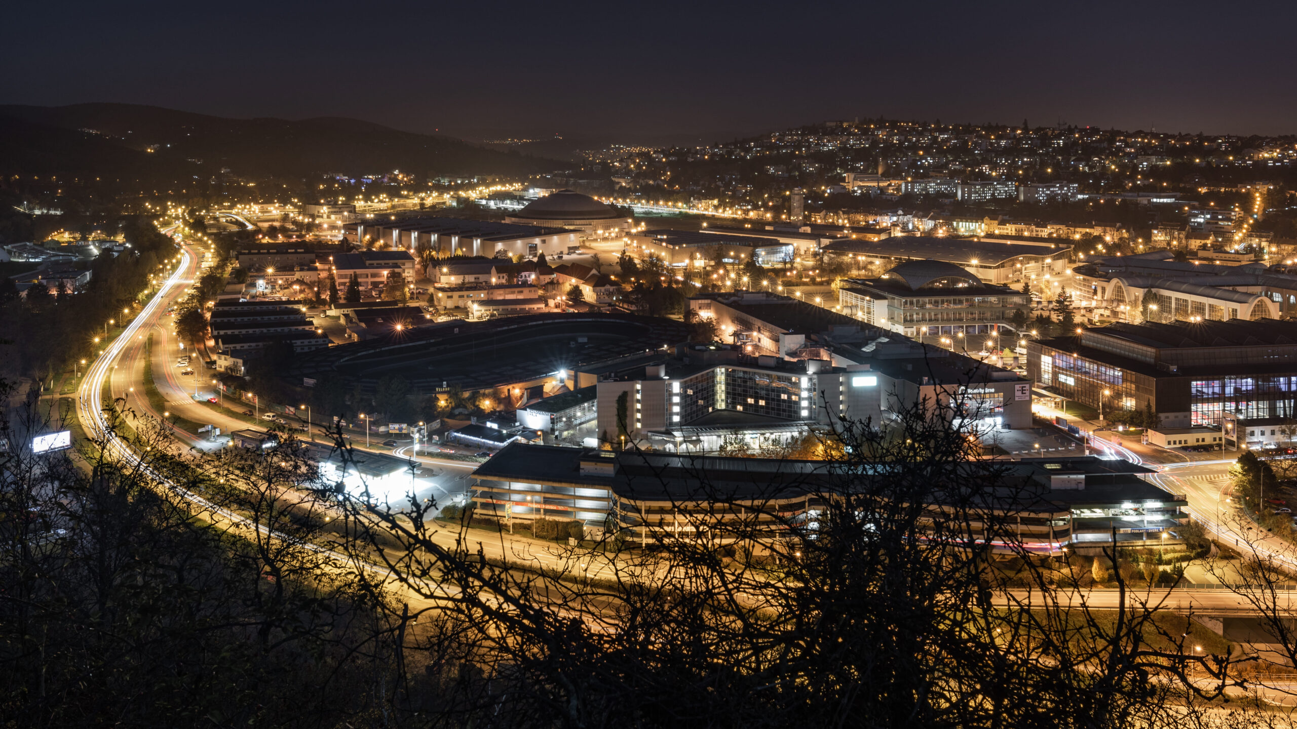 Výstaviště Brno v noci focené z vyhlídky nad Kamennou kolonií.